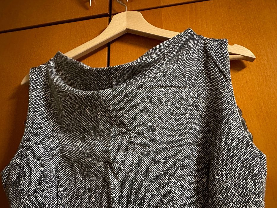 Права рокля в черно-бяло