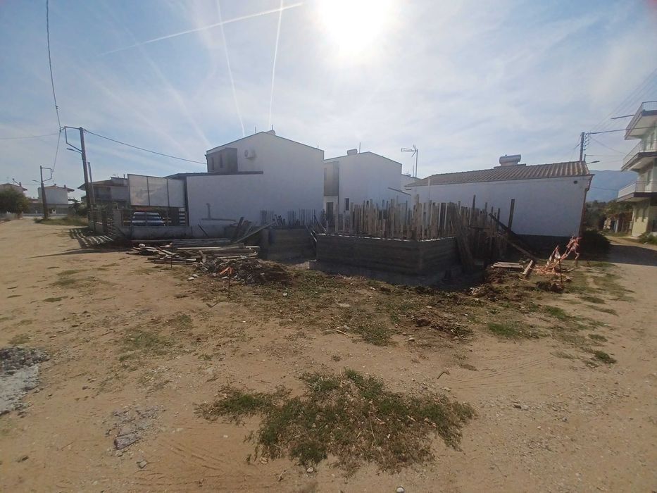 Продава новострояща се къща 50м2 с двор 115м2 в Паралия Врасна, Гърция