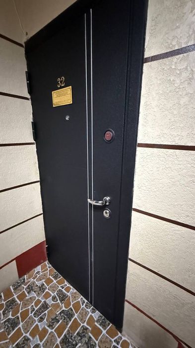 Продается входная дверь