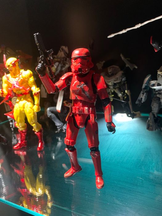 Custom червен stormtrooper със battle damage