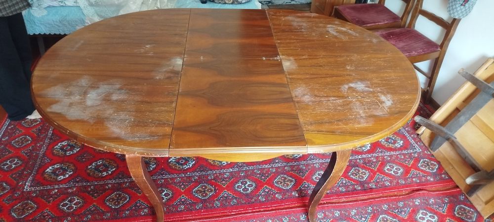 Oshxonaga ochilib yopiladigan stol 6 ta stuli bilan sotiladi