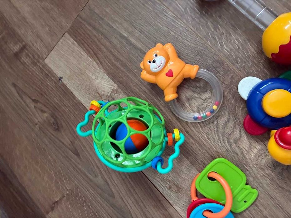16 броя бебешки играчки