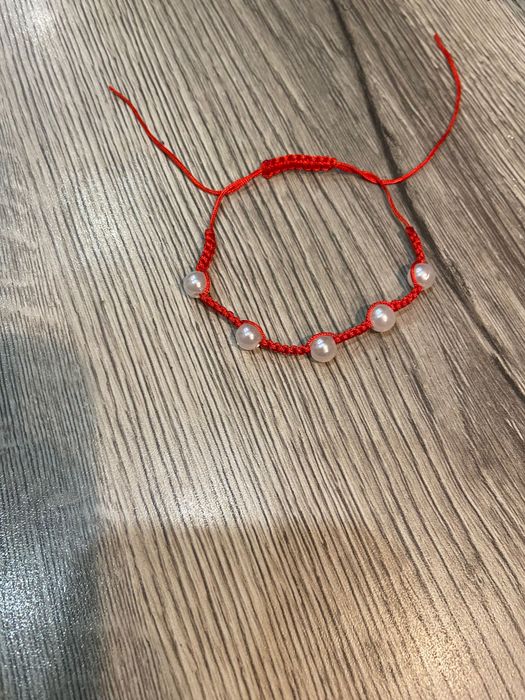 Гривна червен конец