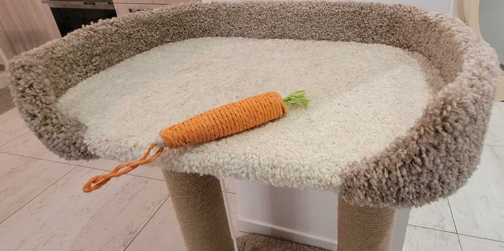 Лежанка для кошек с когтеточкой.