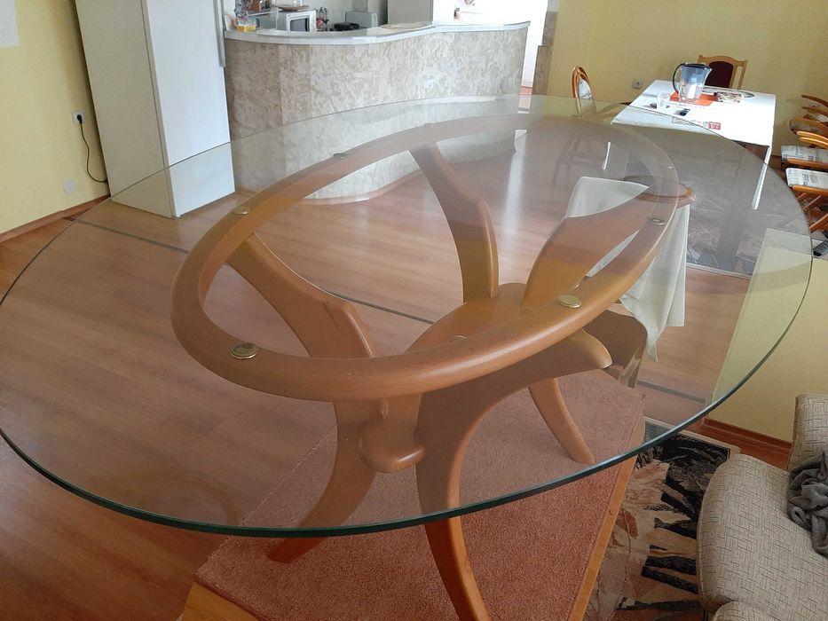 Овална стъклена маса с четири стола