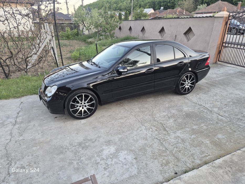 Mercedes c180 benzină CUTIE AUTOMATĂ  2950 euro