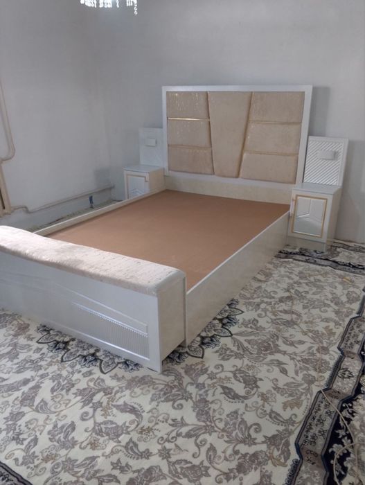 Двухспальная кровать с 2 тумбочками