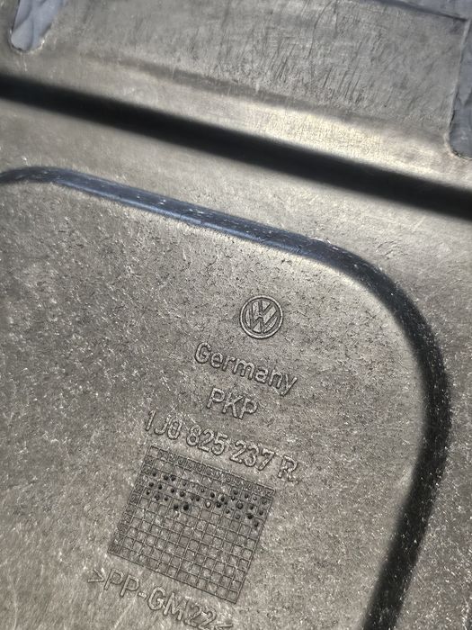 Scut protectie / deflector aer Volkswagen Golf 4 / Bora  (benzina)