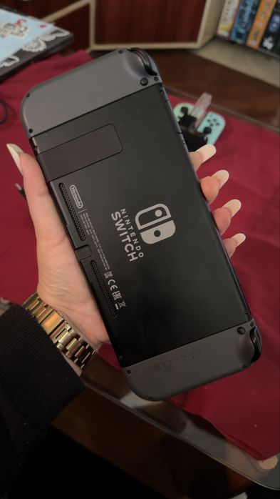 Vand consola Nintendo Switch (1) competa cu accesorii