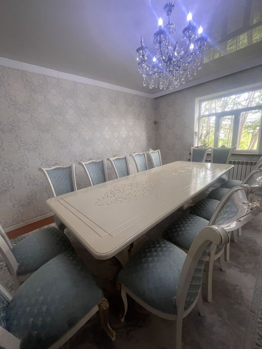 Стол со стульями