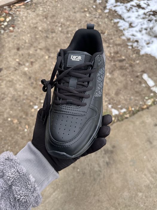 Adidasi Dior b25 noi la cutie