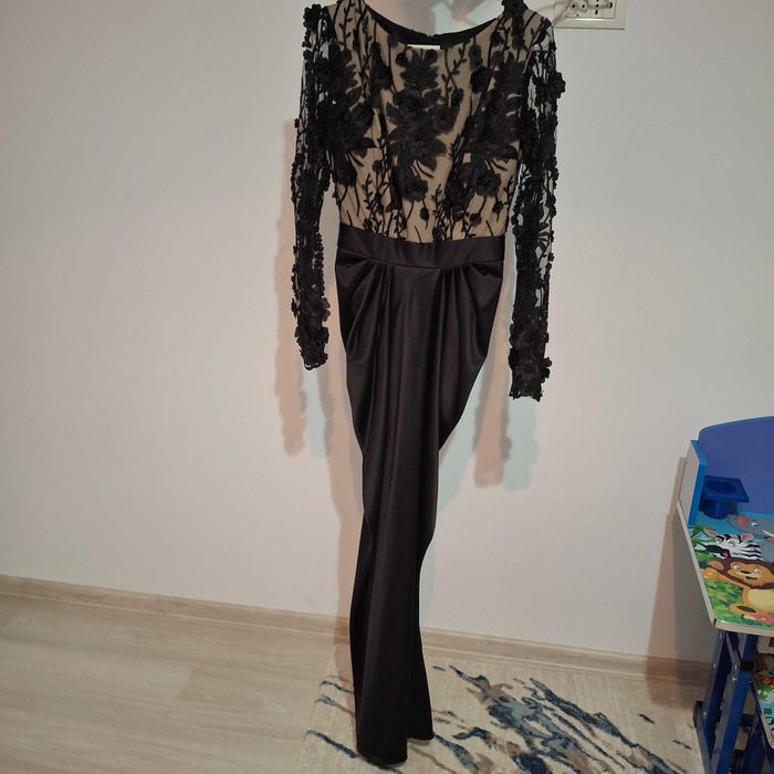 Rochie de seara neagra cu dantela deosebita si flori aplicate