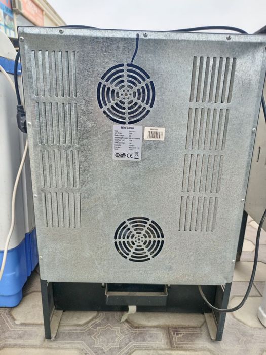 Mini vitrina xolodilnik sotiladi