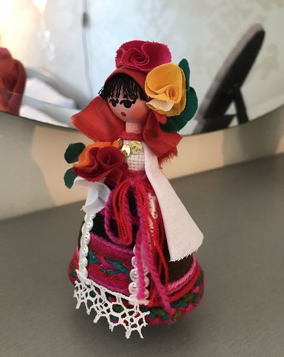 Вазички със сухи цветя и лот българска народна шевица