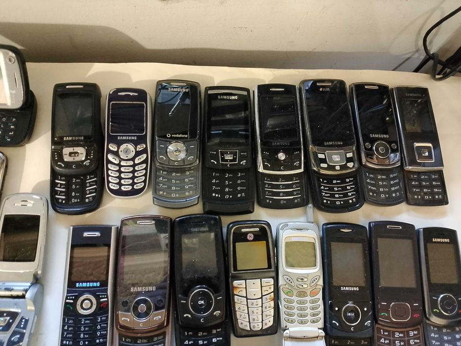 Телефони.        .