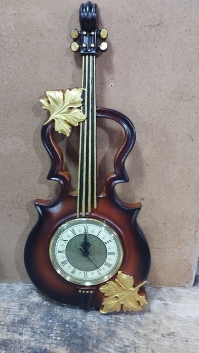 Часы в резной раме