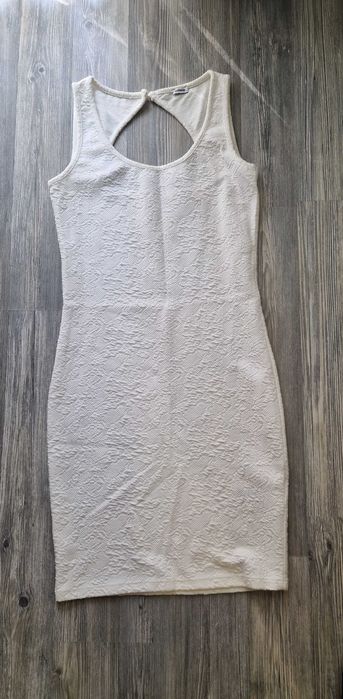 Лятна рокля с отворен гръб