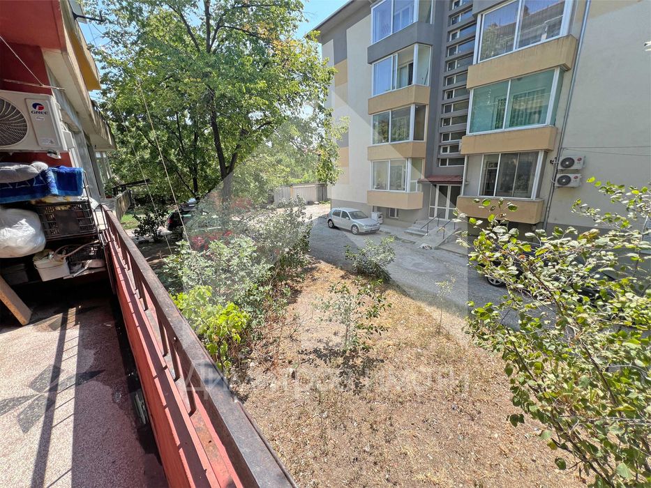 Продава апартамент 111 м2 в тухлена жилищна кооперация център.