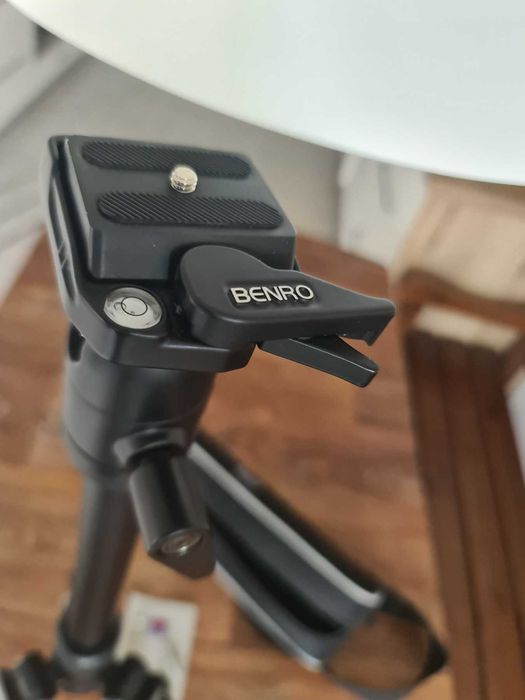 Висококачествен статив за фотоапарат Benro - почти нов