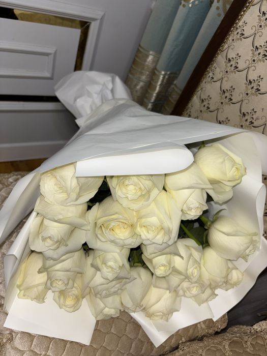 Белые розы, пышные очень