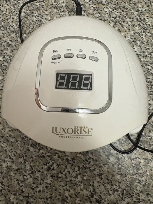 Se vinde chit unghii.