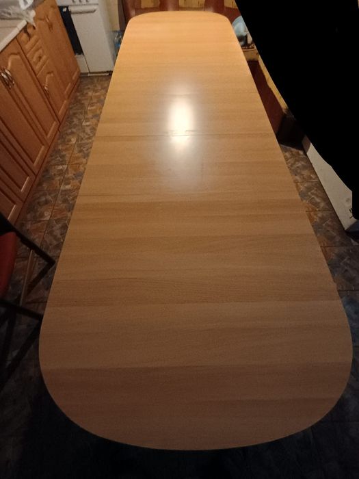 Vând masă foarte frumoasă și aspectoasă.