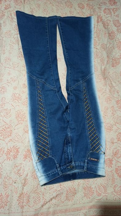 Продам женские джинсы
