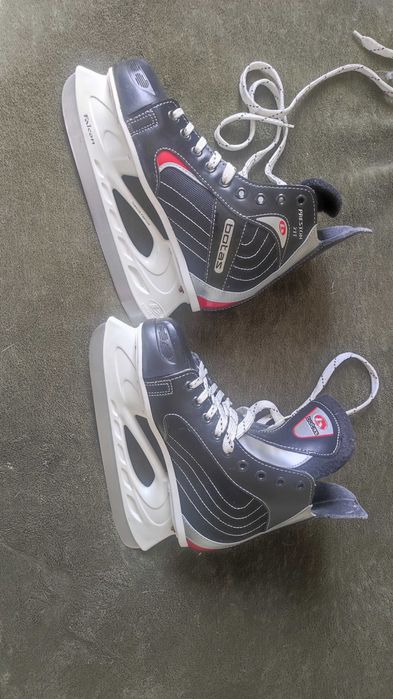 Коньки хоккейные б/у