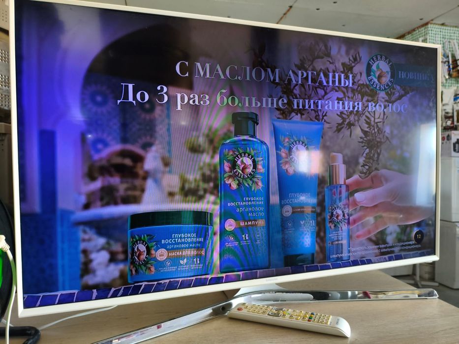 Телевизор Samsung белый smart TV / 43 дюйма есть точки от подсветки
