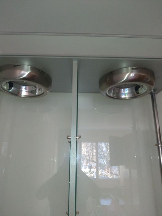 Vitrina de sticlă si oglinzi  cu structura metalica