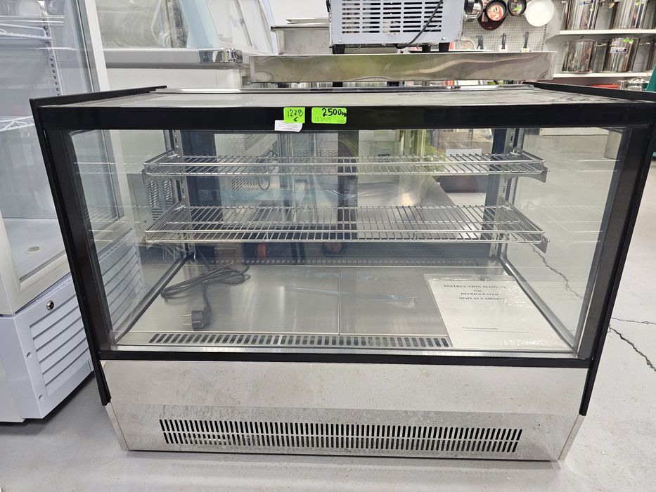 Хладилна витрина  три размера Професионална цена от 1700 лв чисто нови