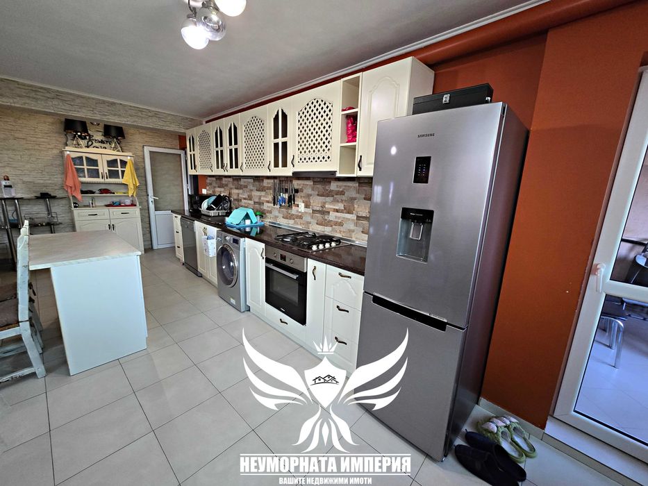 Продавам тристаен апартамент 115кв.м. 4ет. в гр.Асеновград до Пазара