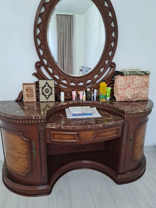 Комод с зеркалом.