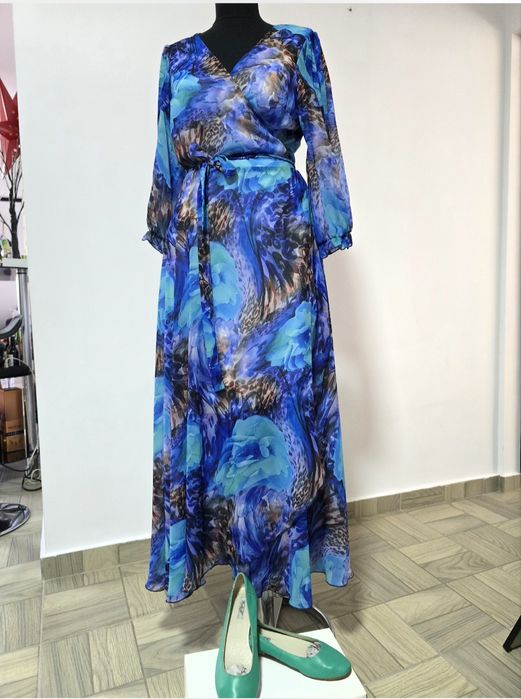 Rochie maxi animal print turcoaz, cordon propriu pentru fixarea taliei