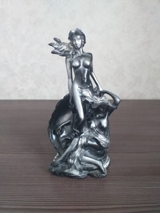 Статуетка девушки на море