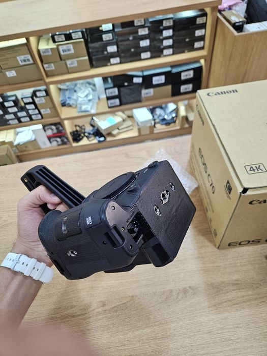 Canon C70 + EF - R 0.71x