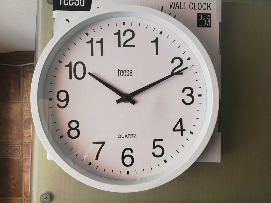 ceas de perete cu radio control 25 cm, nou