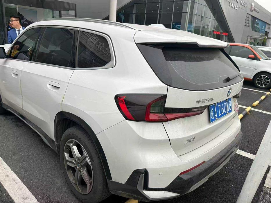 BMW X1, белый кроссовер