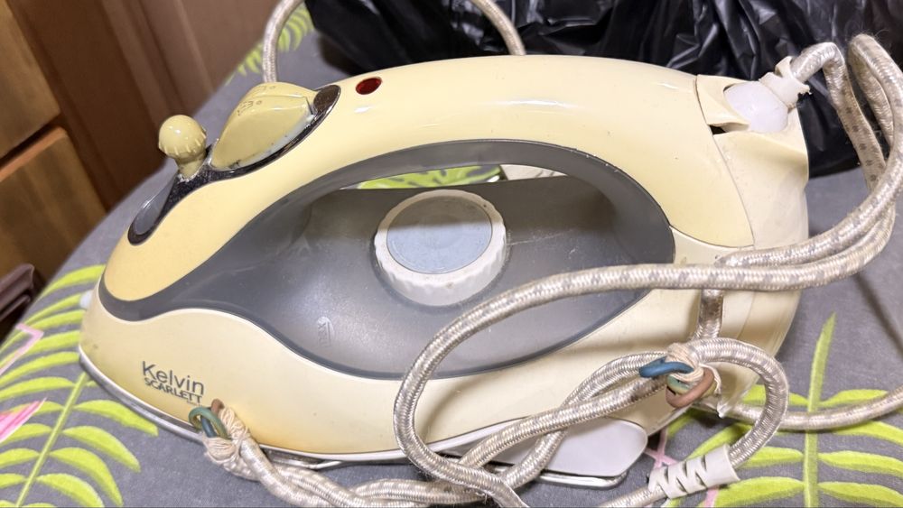 Утюг б/у работает нормально