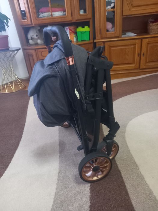 Vând cărucior pentru copii