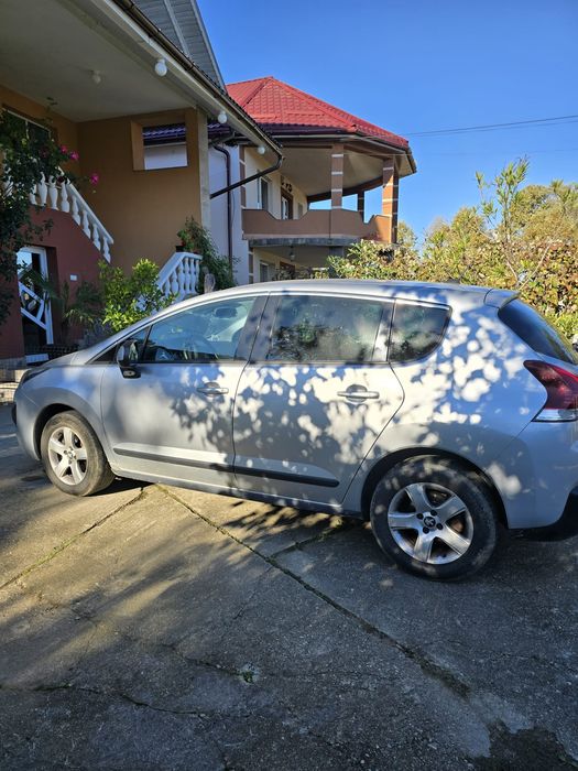 Vând Peugeout 3008