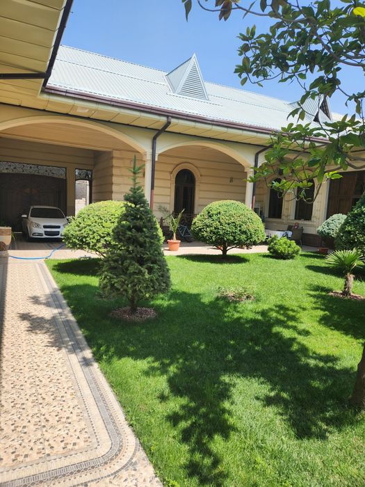 Продаётся дом истирохат 7 7 сотих 8 ком 4 санузел балшой кухня  6 ком