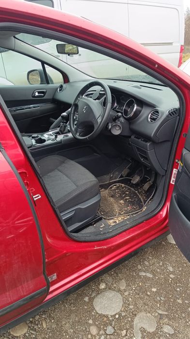 Vand peugeot 3008 cu volan pe dreapta ( defect )