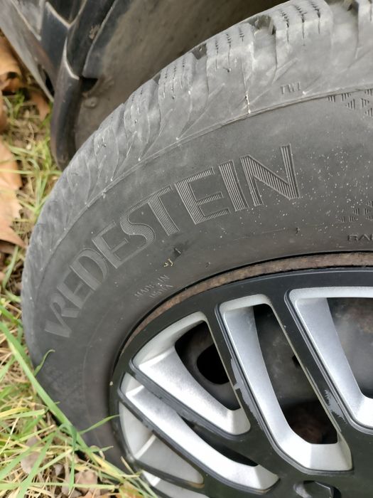 Четири броя зимни гуми с метални джанти и тасове за volkswagen audi