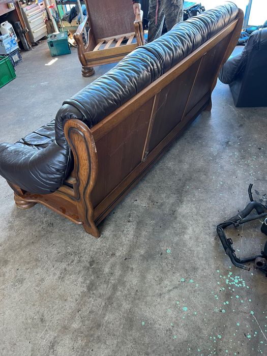 Разтегателен кожен диван