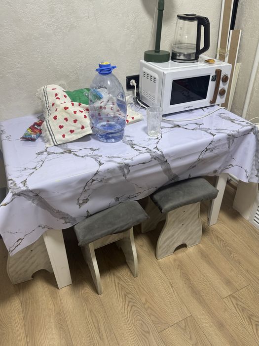 Продам стол с табуретками