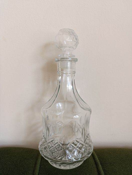 Продавам дамаджани шишета графа