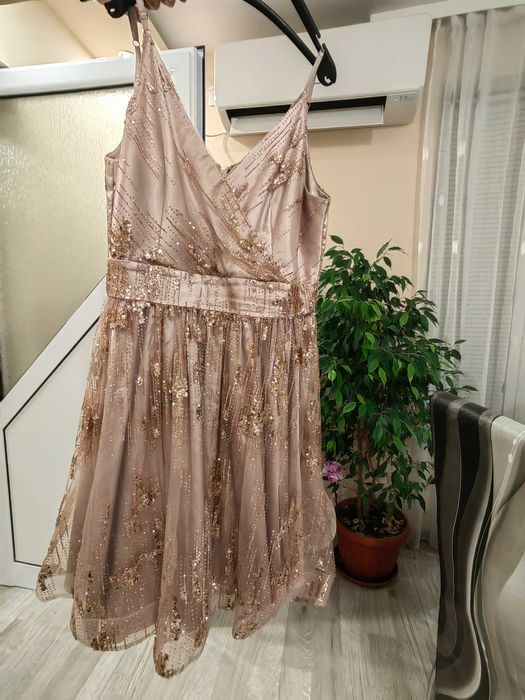 Официална рокля със златисти пакети.