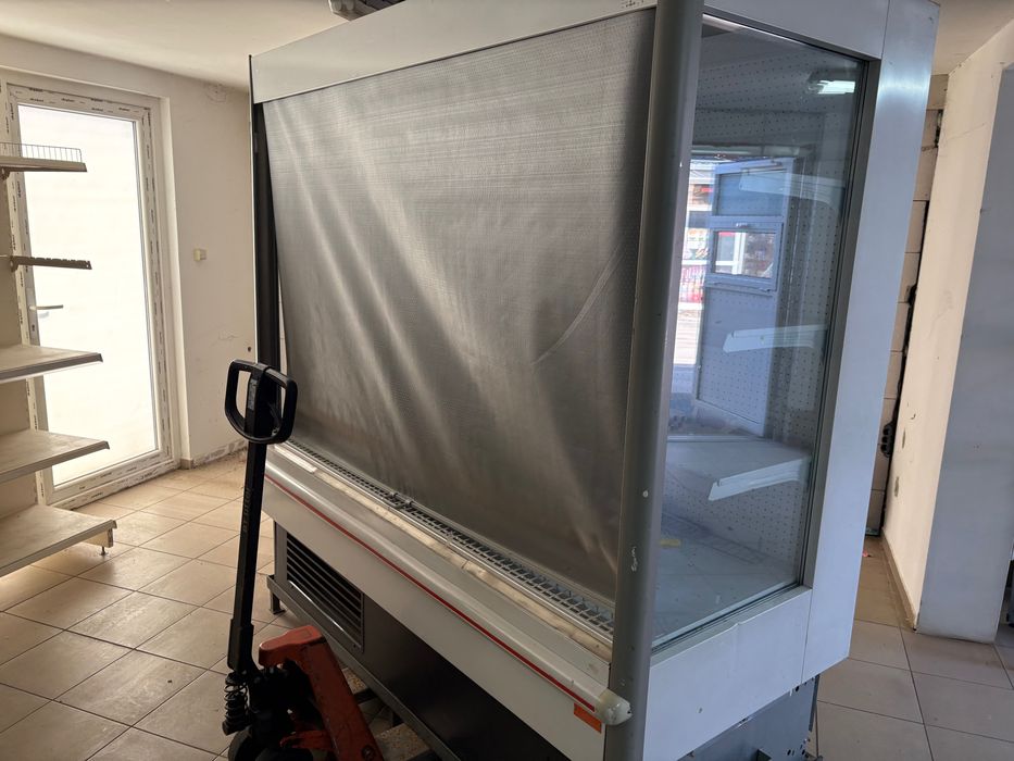 Продава се хладилна ветрина за колбаси,млека и други и метални стилажи