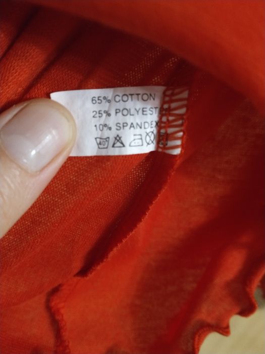 Bluza rosie cu motive tradiționale